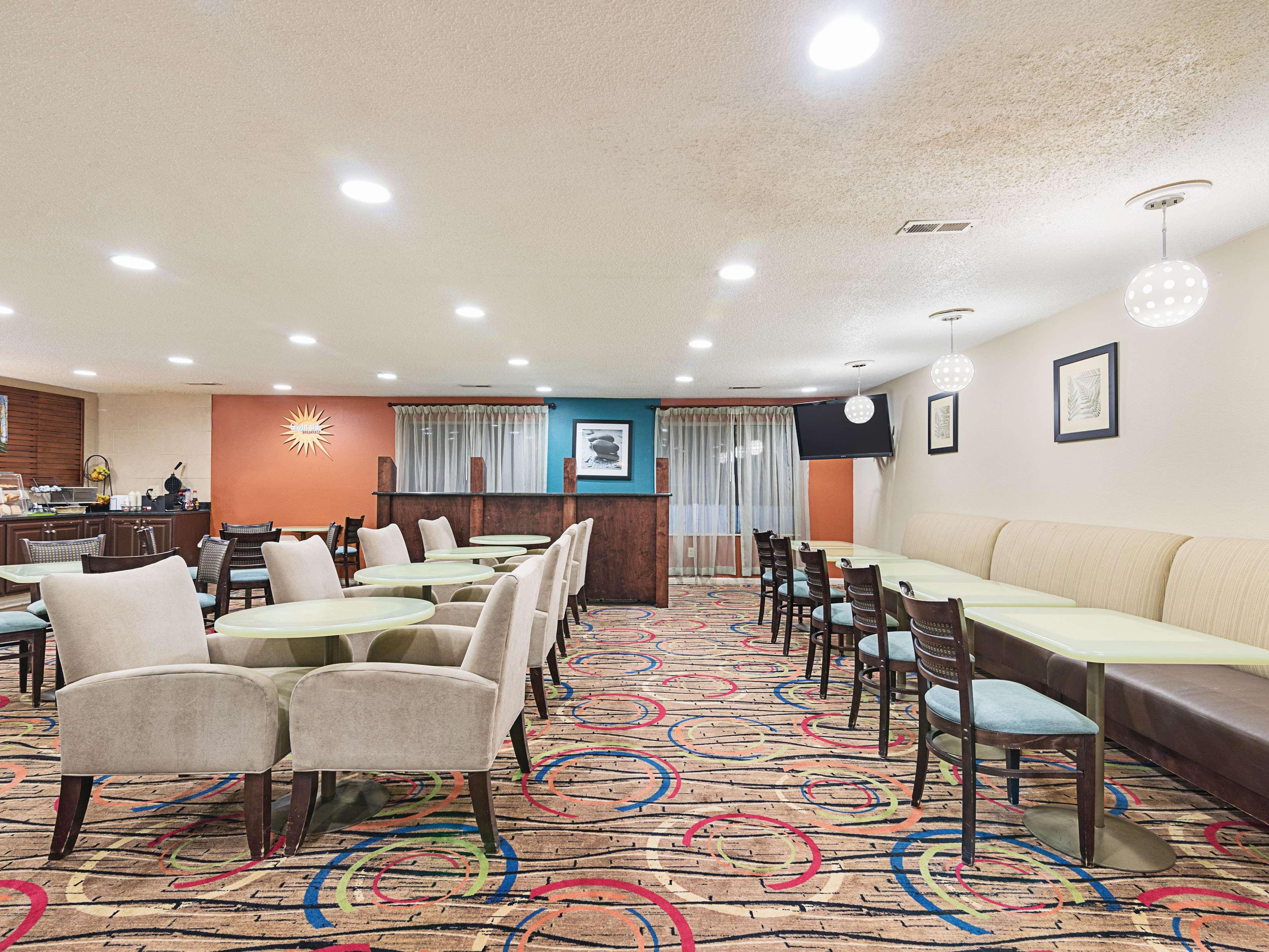 La Quinta Inn By Wyndham Decatur Alabama Exterior photo