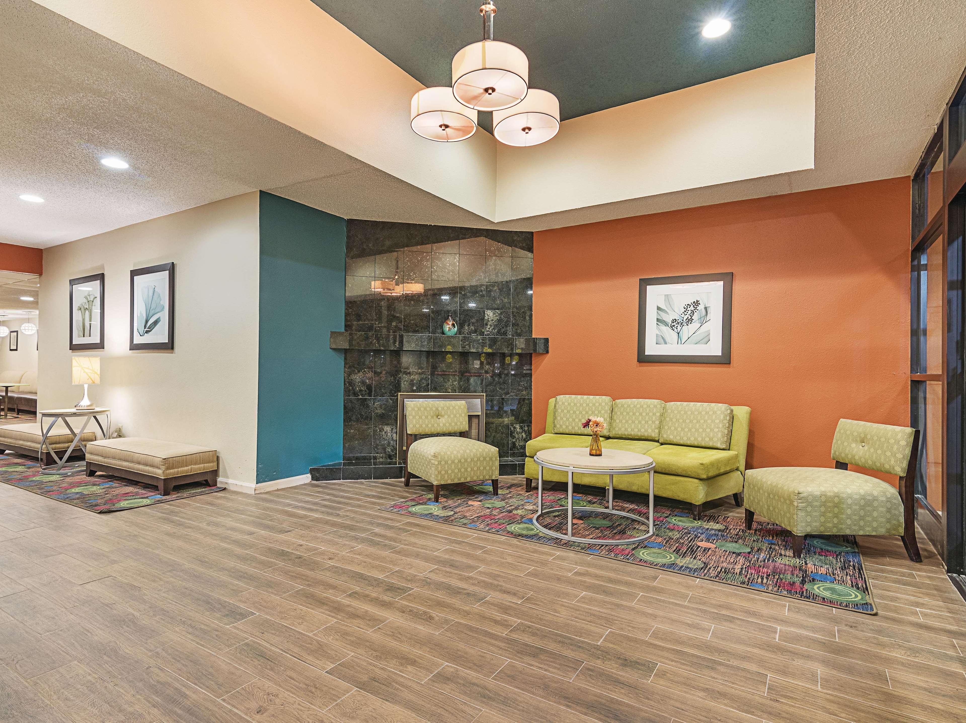 La Quinta Inn By Wyndham Decatur Alabama Exterior photo