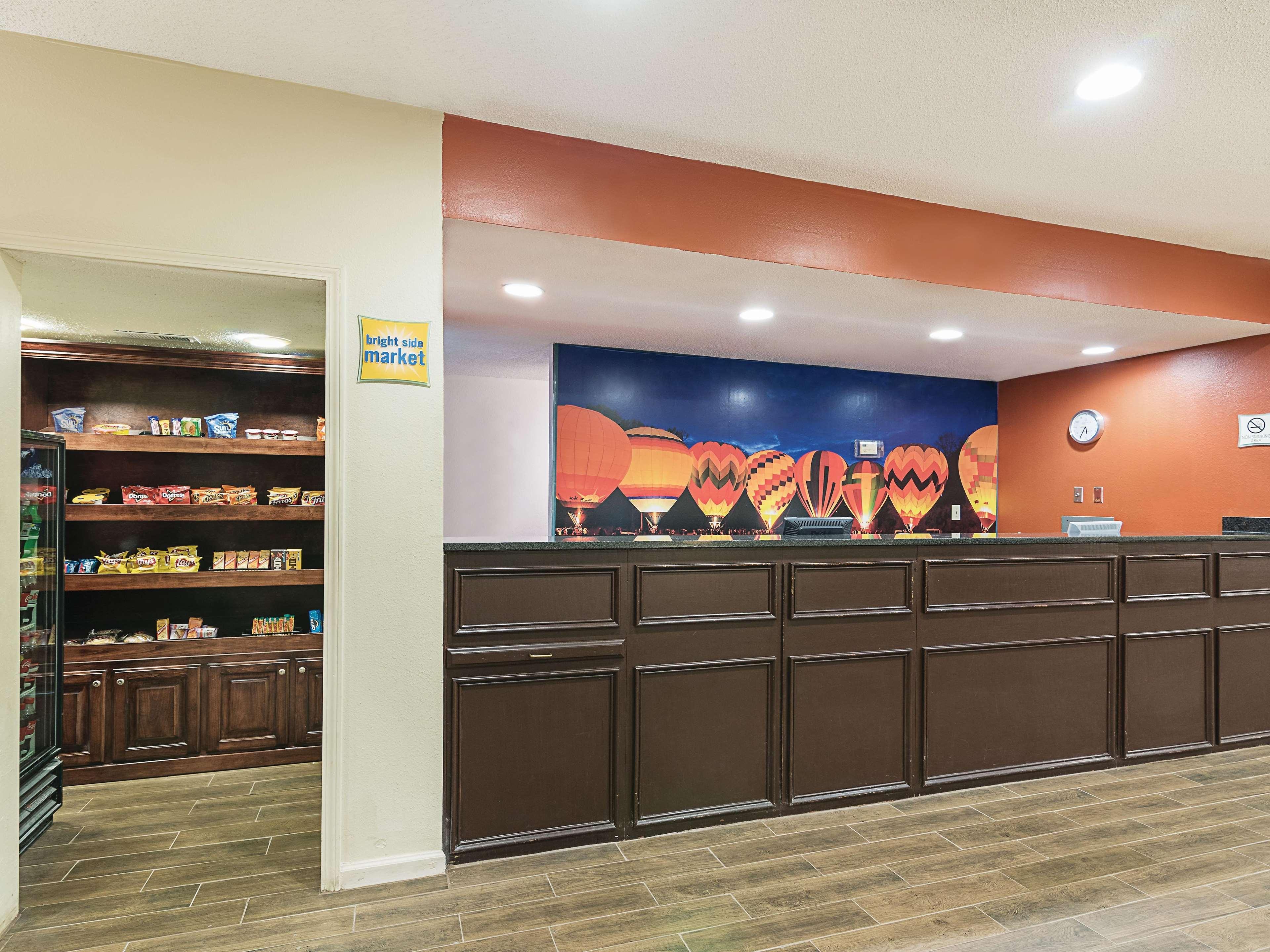 La Quinta Inn By Wyndham Decatur Alabama Exterior photo