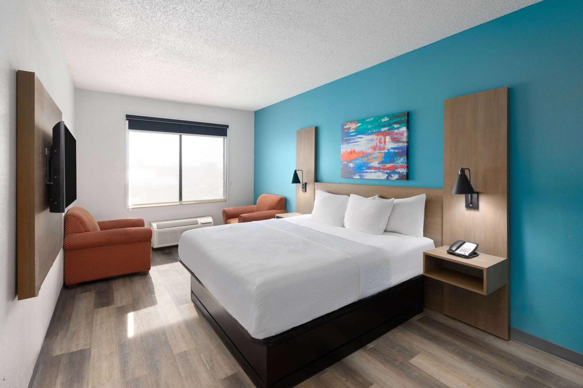 La Quinta Inn By Wyndham Decatur Alabama Exterior photo
