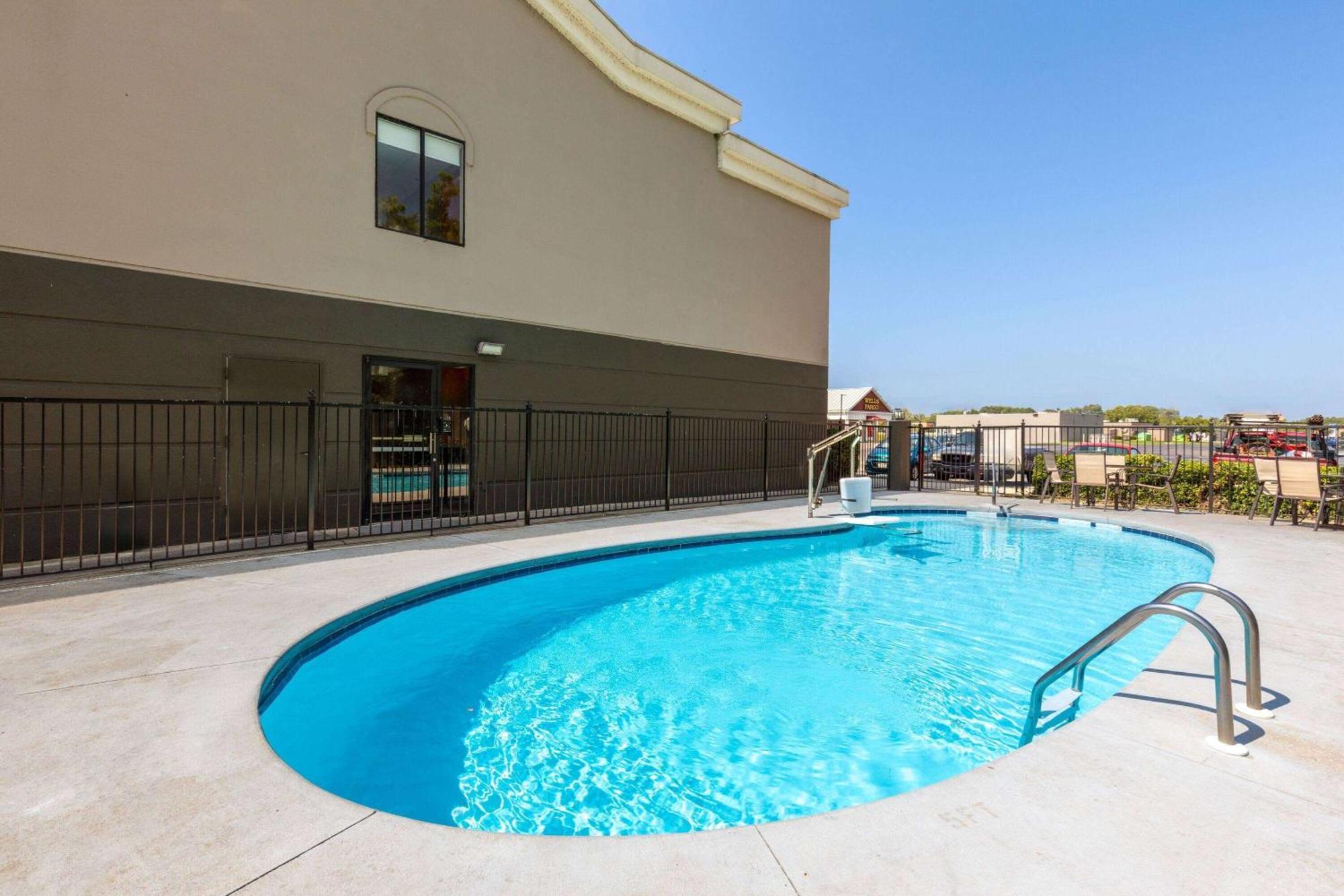 La Quinta Inn By Wyndham Decatur Alabama Exterior photo