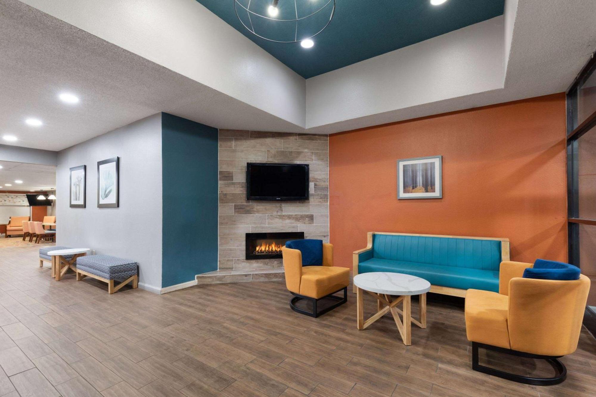 La Quinta Inn By Wyndham Decatur Alabama Exterior photo