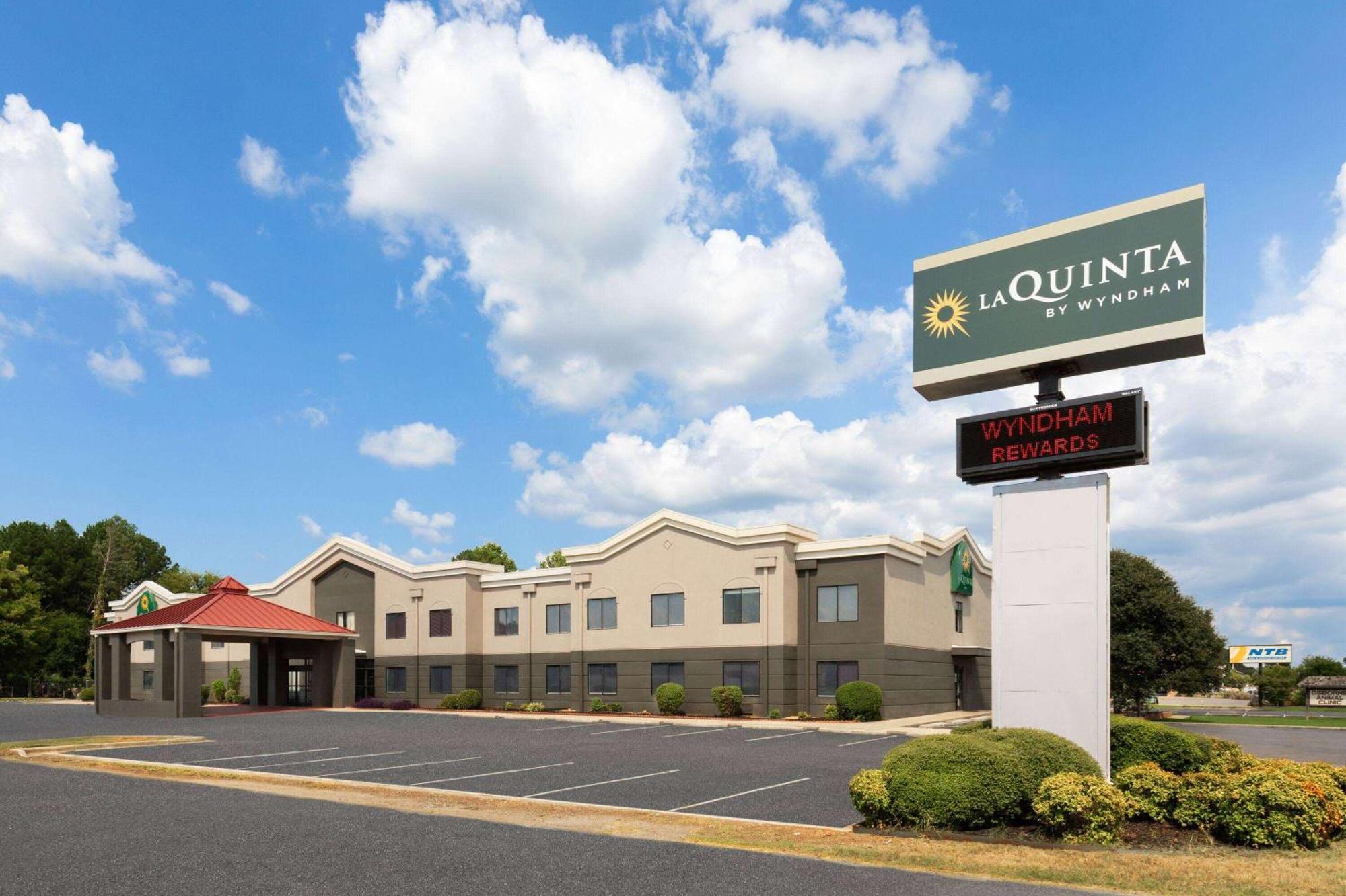 La Quinta Inn By Wyndham Decatur Alabama Exterior photo