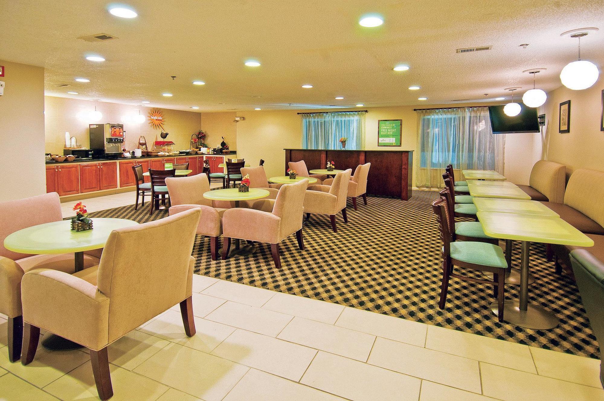 La Quinta Inn By Wyndham Decatur Alabama Exterior photo